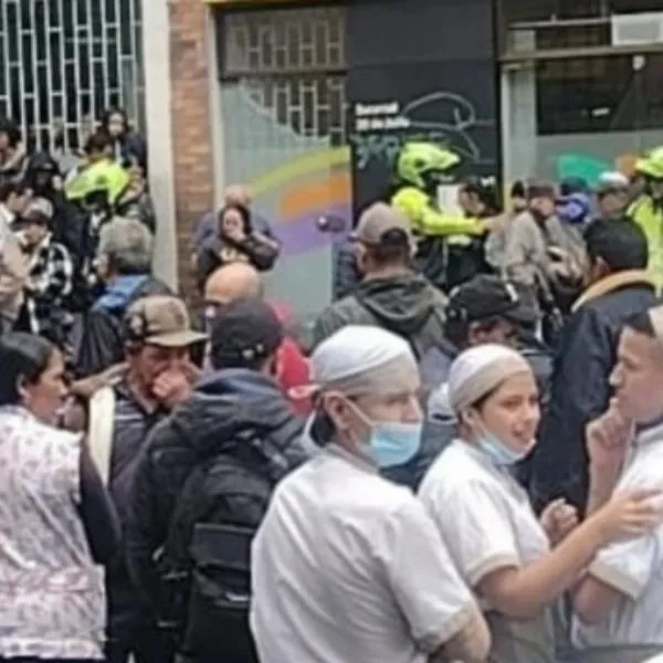 Identifican a hombre que fue asesinado cuando llegaba a consignar en un banco, en Bogotá. Dos hombres en moto le dispararon. 