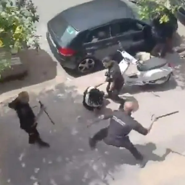 Colombianos en España denuncian abuso policial; video muestra fuerte golpiza