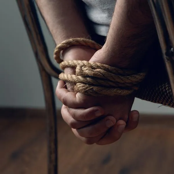 Capturan en EE. UU. a pareja que secuestró y encerró a una joven en una jaula