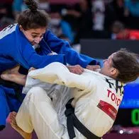 La francesa Sandrine Martinet compite con Shahana Hajiyeva de Azerbaiyán durante la final femenina de -48 kg durante los Juegos Paralímpicos de Tokio 2020 / AFP