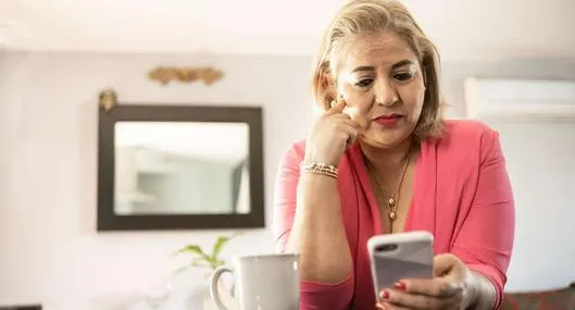 Foto de mujer mayor preocupada, en nota de por qué las fake news afectan a adultos mayores, con pasos para prevenir ataques