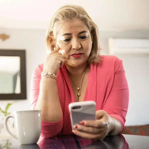 Foto de mujer mayor preocupada, en nota de por qué las fake news afectan a adultos mayores, con pasos para prevenir ataques