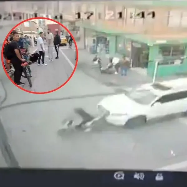 Imágenes de un conductor de una camioneta blanca que atropelló a dos presuntos ladrones en Bogotá