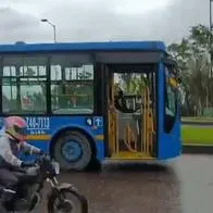 Así quedó el bus del SITP (Bogotá) cuyo conductor dejó abandonado, luego de una aparente discusión