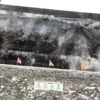 Colapsó la Torre del Tambor en China, que tiene más de 650 años de historia y que fue restaurada hace poco. No hubo heridos, por fortuna. 