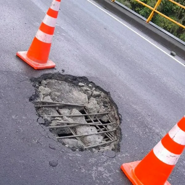 Conductor de Tolima murió luego de que su camión cayera al vacío, al parecer, por esquivar un hueco en vía de Antioquia