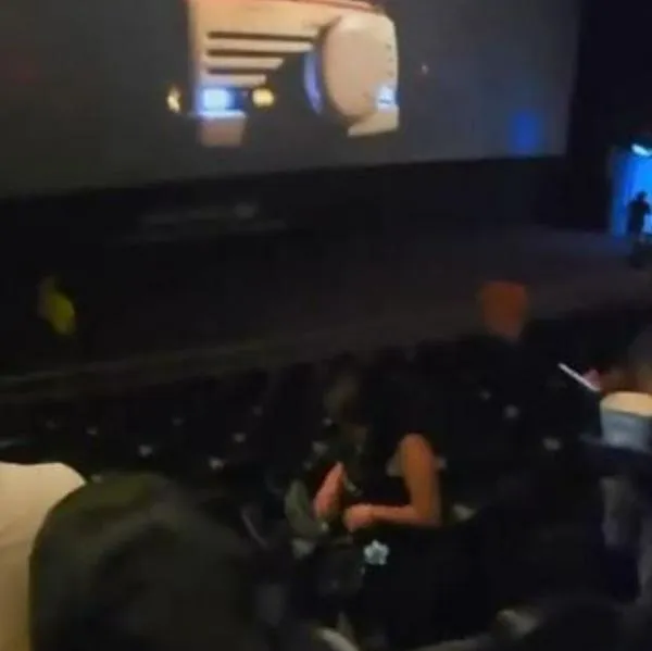 Momento en el que evacúan una sala de cine donde daban 'Destino final' por una alerta de incendio