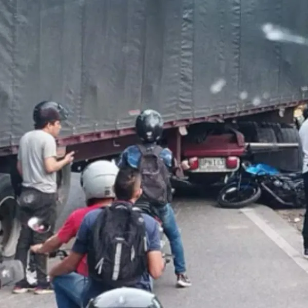 Tractomula sin control arrolló en reversa a dos motos y un carro