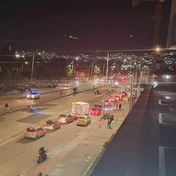 Así se vio el accidente en la avenida Caracas (Bogotá) en el que murió un motociclista por un choque con un Transmilenio