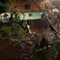 Emergencia en Medellín: reportan deslizamiento de tierra y hay por lo menos 70 familias evacuadas. Hay dos viviendas afectadas. 