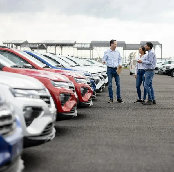 Ventas de carros usados en Colombia están cambiando gracias a la digitalización. Nuevas plataformas compiten al mercado tradicional. 