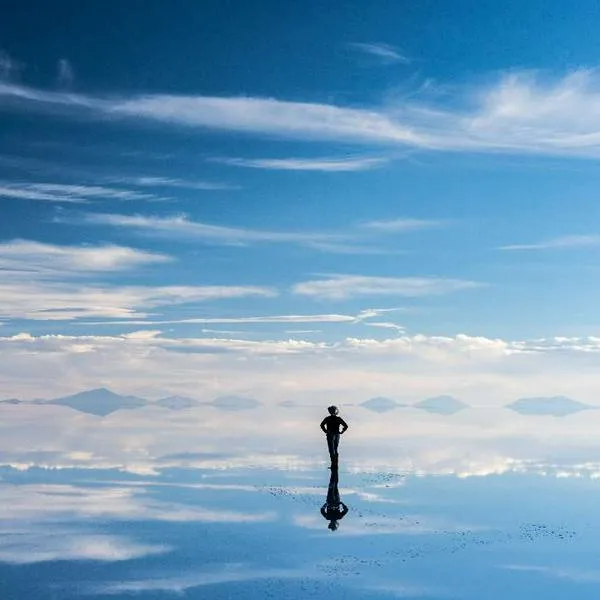 Foto de Salar de Uyuni, en nota de cuál es el lugar más plano del mundo: cerca de Colombia y se convierte en espejo