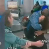 Llegó al aeropuerto para sorprender a su esposa y ella estaba con su amante