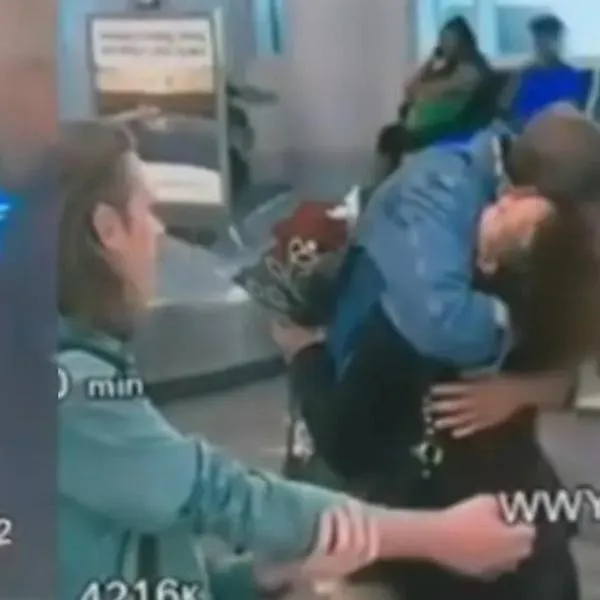 Llegó al aeropuerto para sorprender a su esposa y ella estaba con su amante