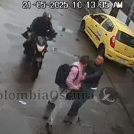 Imagen de un ciudadano que fue amenazado por un ladrón en Bogotá, antes de que un conductor de un carro lo salve