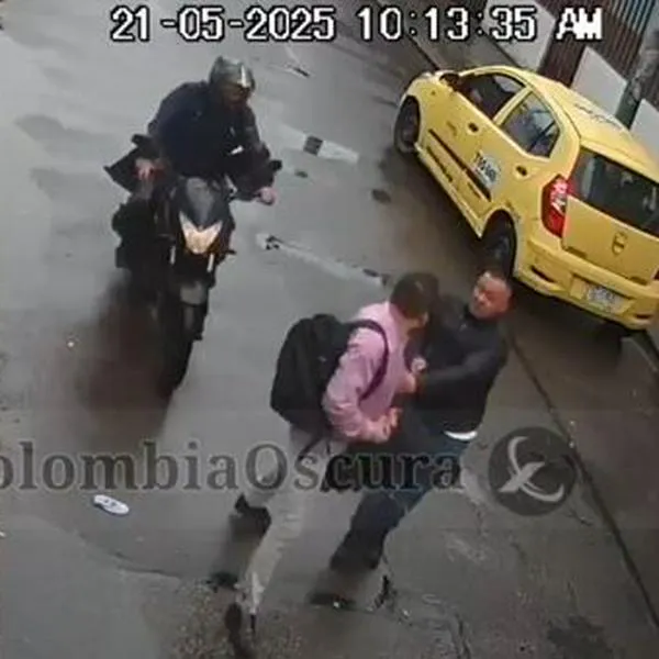 Imagen de un ciudadano que fue amenazado por un ladrón en Bogotá, antes de que un conductor de un carro lo salve