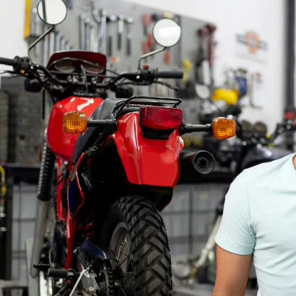 Costosa multa por tener rotos los espejos de moto y que da inmovilización