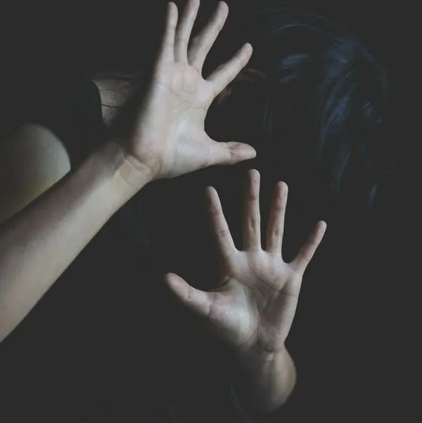 Expatrullero de Policía retuvo y agredió a esposa con un cuchillo por 24 horas