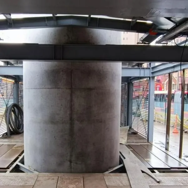 Estación de Transmilenio con columna adentro