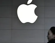 Trump amenaza a Apple con un arancel del 25% si no fabrica los iPhones en EEUU