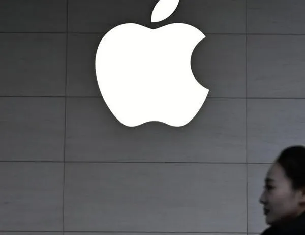 Trump amenaza a Apple con un arancel del 25% si no fabrica los iPhones en EEUU