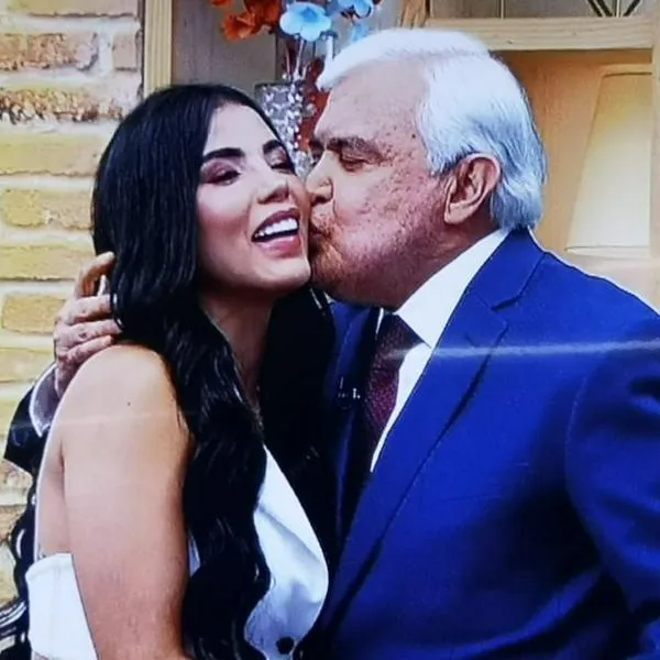 A Karina García Jorge Barón le dio besito de la suerte, pero faltó patadita