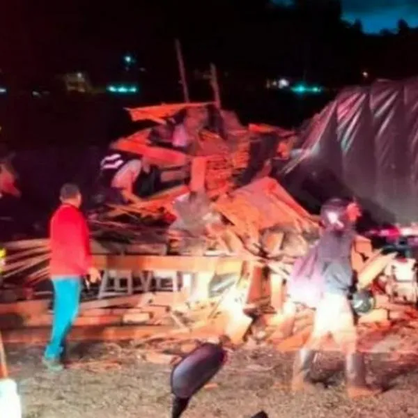 Así quedó el camión sin frenos en la vía La Mansa-Primavera (Caldas). Una pareja murió en accidente y su hijo resultó herido