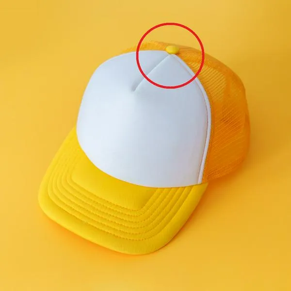 Gorra amarilla, en nota sobre para qué sirve el botón de la parte superior