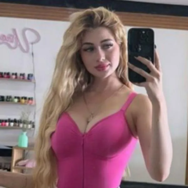 Caso de Valeria Márquez: ahijada de la influenciadora dejó un regalo frente al salón de belleza en el que fue asesinada en Zapopan, México.