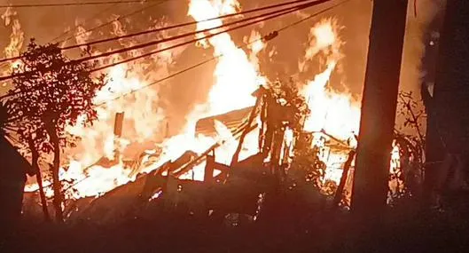 Grave situación en norte de Bogotá por incendio que consume varas casas