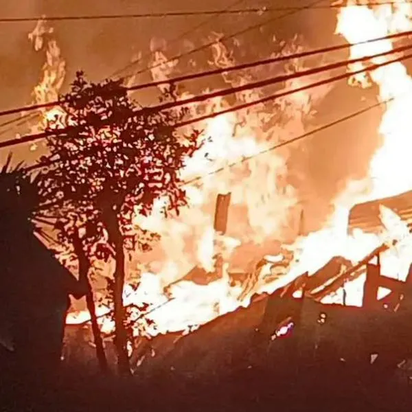 Grave situación en norte de Bogotá por incendio que consume varas casas
