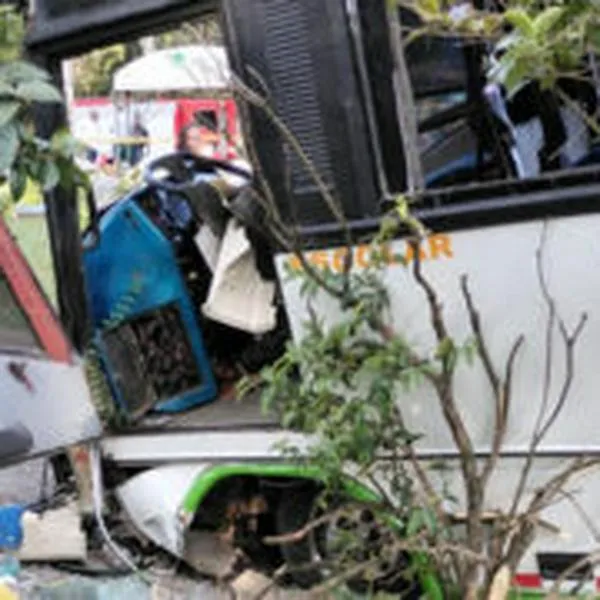 Bus sin frenos se estrella y cae a pendiente en Jardines del Recuerdo en Cali