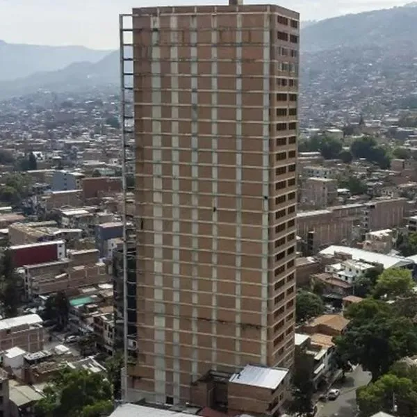 Dónde queda el edificio más alto de Medellín: llevan 15 años construyéndolo