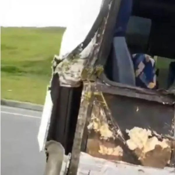 Así quedó el bus que se volcó en La Línea, sobre Calarcá (Quindío) y dejó  varias víctimas
