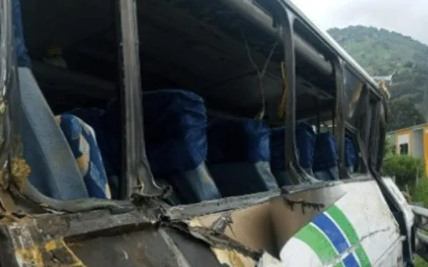 Así quedó el bus que se accidentó en el puente helicoidal hoy.