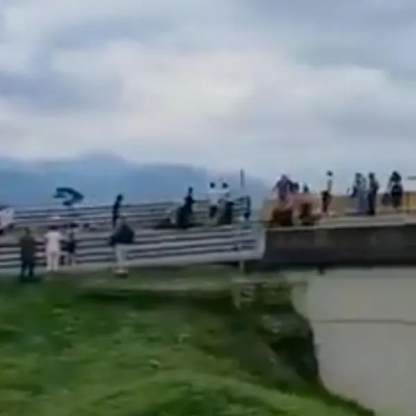 Accidente en puente de Quindío / Twiiter: @pulzo