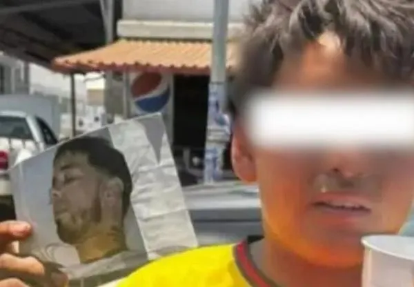 Niño pide dinero en la calle con foto de Anuel y dice que es su tío enfermo