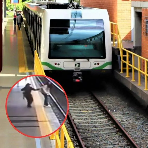 Momento en el que una policía salva a una mujer de caer a un riel del metro de Medellín