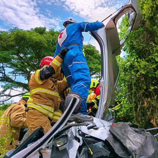 Así quedó el carro al que le cayó un camión en la vía Armenia-La Paila (Quindío). Murieron dos personas
