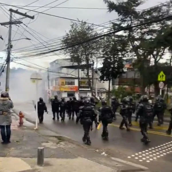 Momento en el que hay disturbios en Verbenal (Bogotá) por un presunto intento de linchamiento