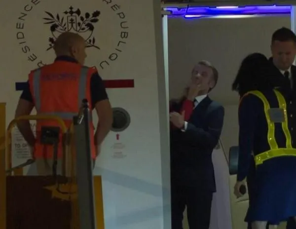 Momento de complicidad o golpe en la cara: la imagen de los Macron que da que hablar