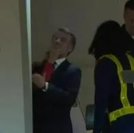 Presidente Emmanuel Macrón recibió una dura cacheta de su esposa en pleno vuelo a Vietnam. Él se volteó y disimuló saludando con su mano. 