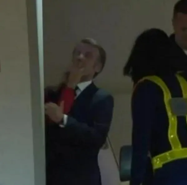 Presidente Emmanuel Macrón recibió una dura cacheta de su esposa en pleno vuelo a Vietnam. Él se volteó y disimuló saludando con su mano. 