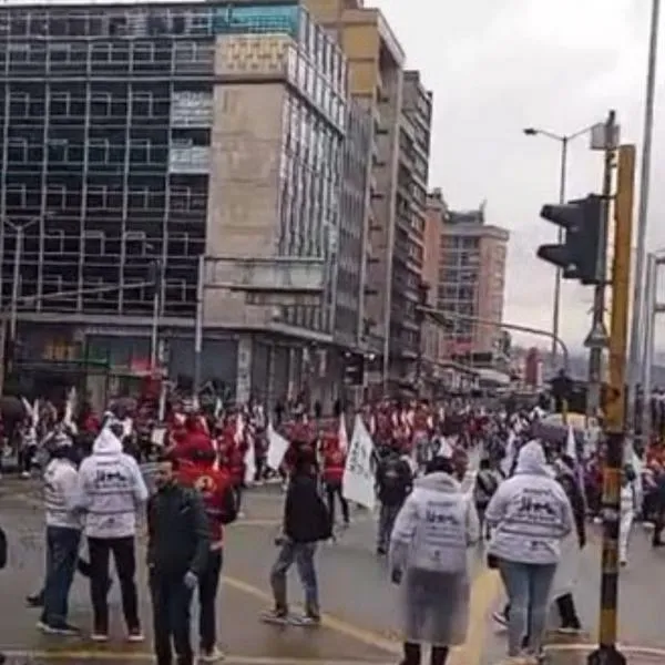 Protesta en Bogotá hoy obliga al cierre de Transmilenio en la carrera Décima
