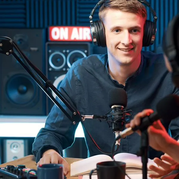 Locutor de radio, en nota sobre emisoras más escuchadas de Colombia