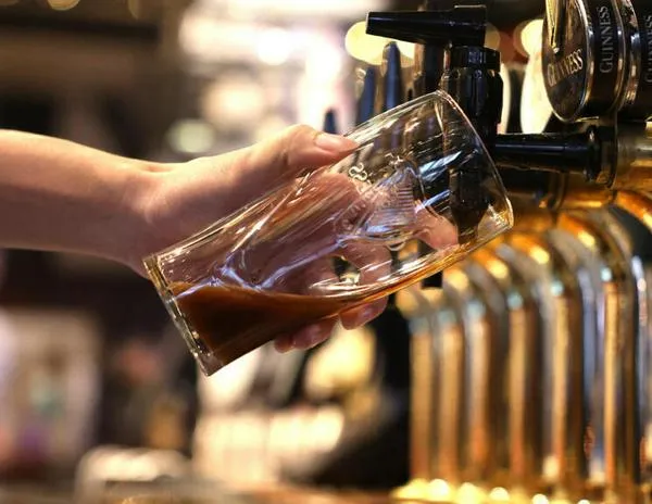 En Irlanda, la venta de cerveza sin alcohol a menores desata un debate de sociedad