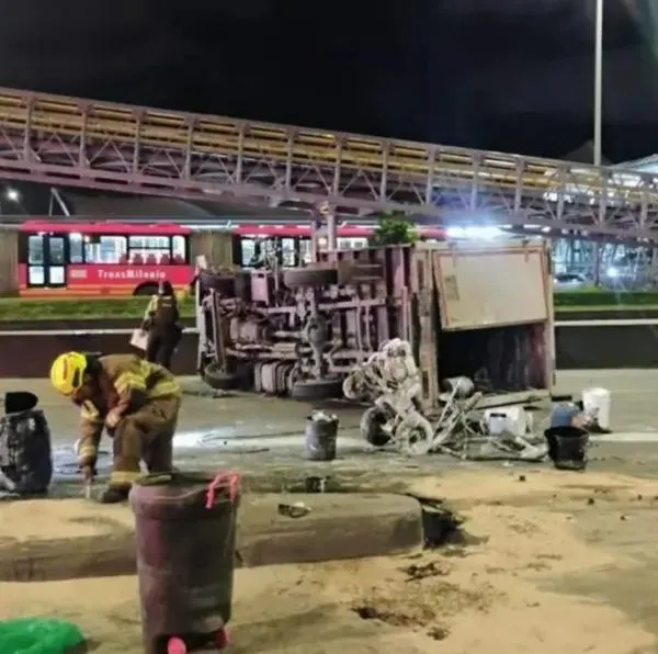 Grave accidente en Bogotá deja más de 6 heridos y hay caos por cierre en la Autopista Sur, frente a la Escuela General Santander. 