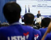 Macron propone en Vietnam una tercera vía frente a las grandes potencias