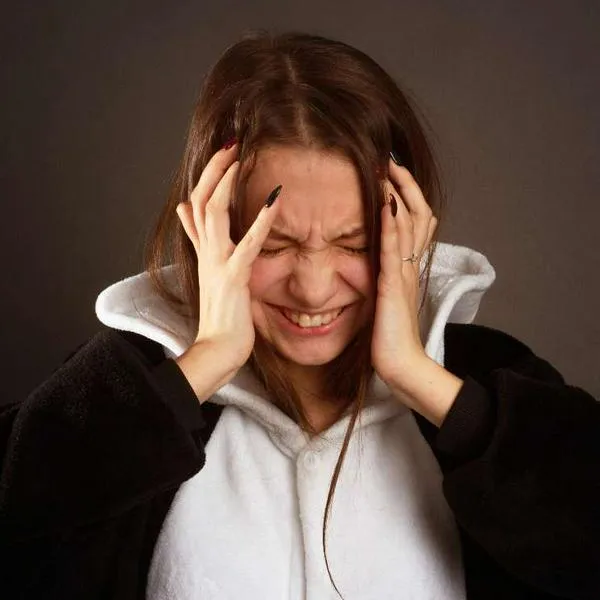 Foto de mujer con dolor, en nota de cómo controlar la epilepsia en Colombia, con remedio que ayuda contra convulsión