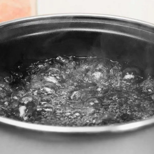 Foto de agua hervida, en nota sobre por qué hervir agua no es tan seguro para salud: exponen peligros y nuevo riesgo